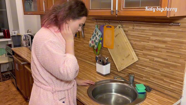 Katybigcherry: Zadzwonił do hydraulika, aby naprawić mój zlew, zamiast tego pieprzył...