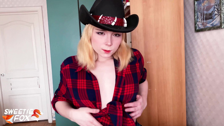Sweetie Fox: Kovbojská dívka cowgirl na čůrákovi a deepthroat - detailní záběr na mrdku
