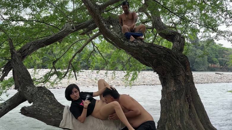 ManuelaAlvarez: Drzewny karzeł masturbuje się jak szalony, aż dochodzi na widok...