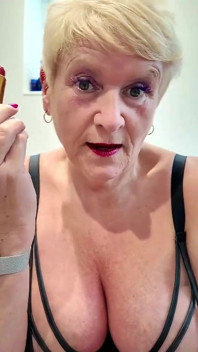 Aplicando batom vermelho e chupando vibrador