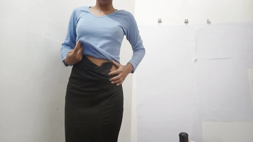 Indian Girl Having Fun While Peeing (Hot horny girl)