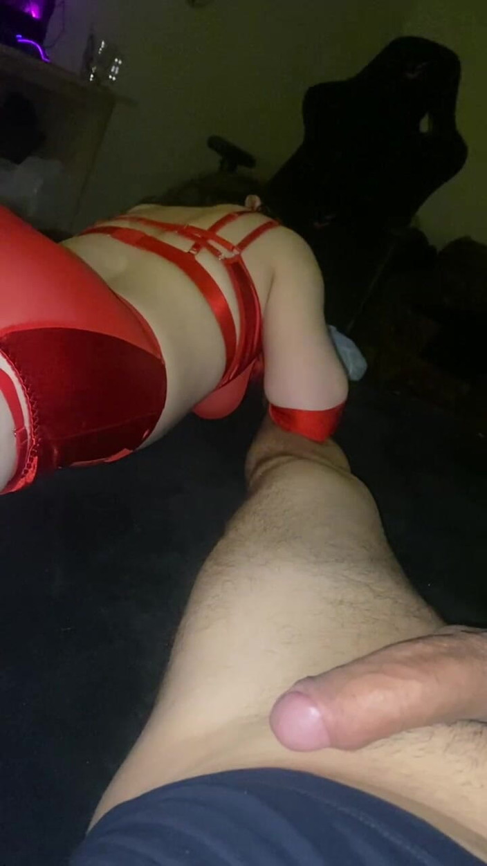 Cumqueen6914: Dívka V Červeném Spodním Prádle Líbá Mé Nohy, Zatímco Se Masturbuji