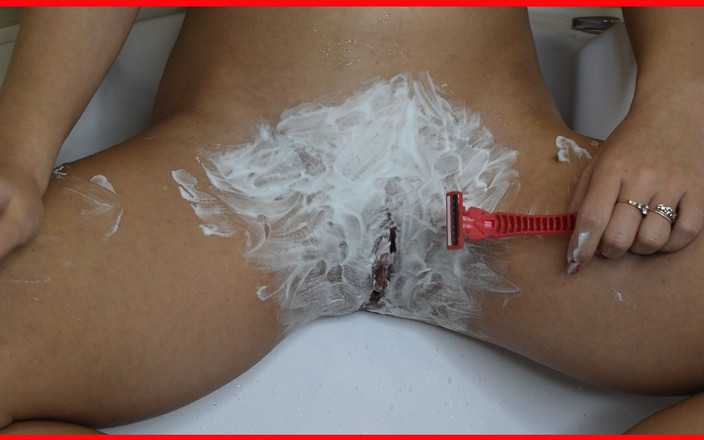 Amelia Queen: Radersi la figa con Trimmer e Rasoio con Rasoio primo...