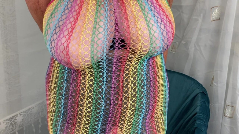 Mr MF: Fru mogna fötter visar upp sin öppna grenbälte