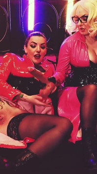 Kouření sexy latexové milfky hluboké strapon šukání! Arya Grander