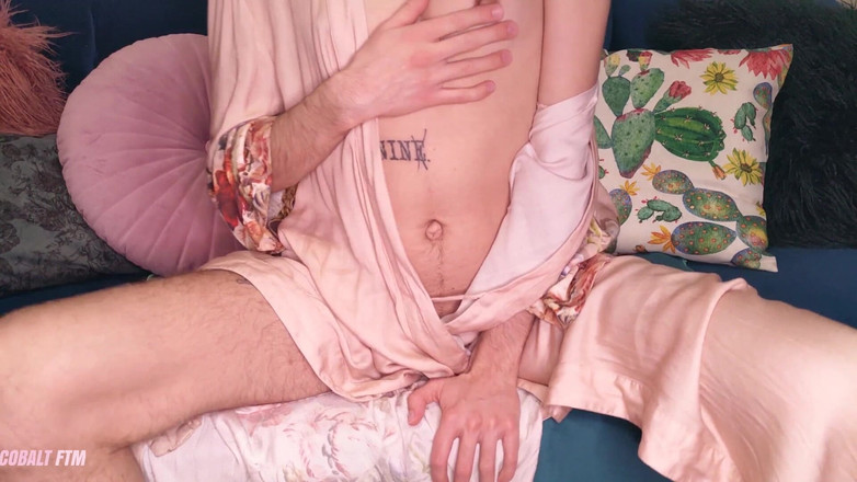 Cobalt FTM: Fodendo minha suculenta buceta com vibrador de vidro