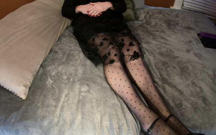 Daphne Desire: Стильна Транс-леді-шлюха Дафна В Колготках І На Високих Підборах Трахає Себе В Дупу