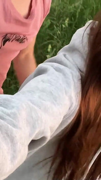 Futând tare iubita sexy a celui mai bun prieten al meu în pădure în timp ce înființă un cort și construiește un foc de tabără