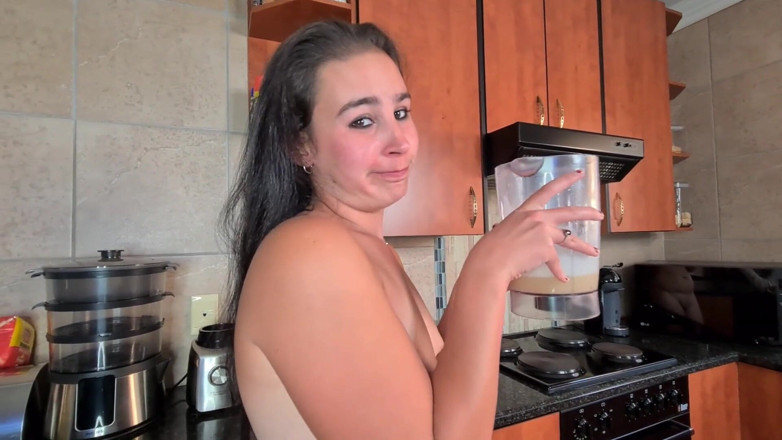 domslutfucker: Шлюшка пьет мочу и банановый смузи после того, как пососала мой хуй