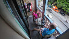 SkinnyWithAHugeDick: Fumando e toccandosi a vicenda in pubblico