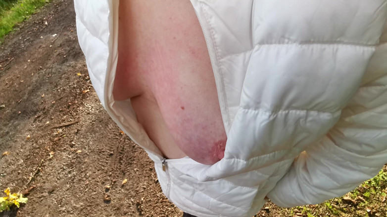 Bouncy Tits Action: Titspanking in real nature