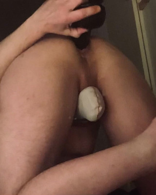 My cursed hole: Величезний ділдо