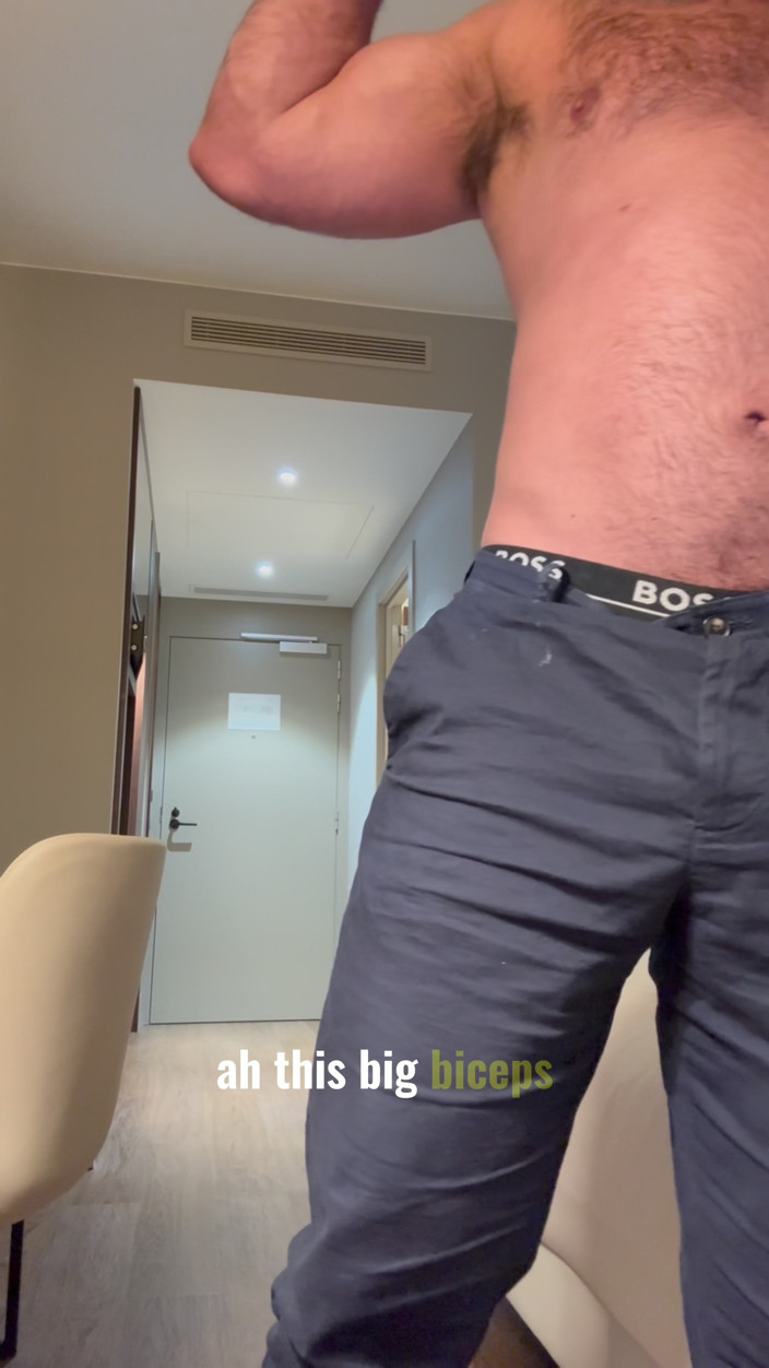 Massive daddy xxx: İş kaslı üvey babanın rahatlaması için bir kaltağa ihtiyacı var