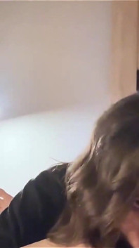 Tvé POV, zatímco jsem na kolenou, bereš tvého ptáka do pusy