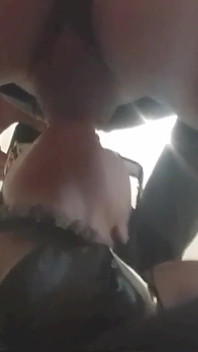 MILF gibt auf den Knien einen Blowjob mit Sperma im Mund