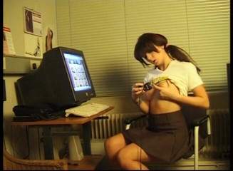 Flash Model Amateurs: kaale baalon vaali randi apni tang choot men dildo leti...