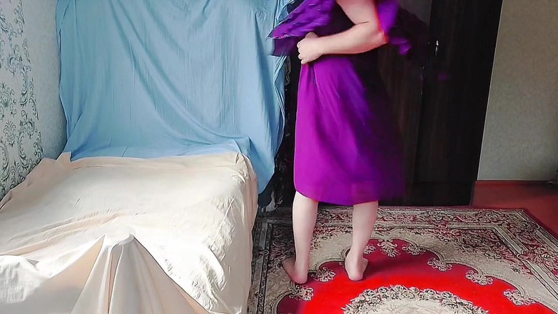 Kitty_Cross: Ateşli travesti parlayan neon ışıklarının altında vahşi dans ediyor