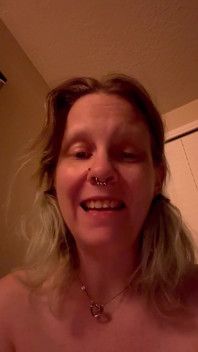 Burlándote de todos con mi lengua perforada