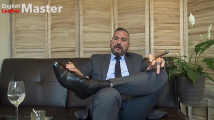 EnglishLeathermaster: Șeful furios fumează un trabuc și te umilește