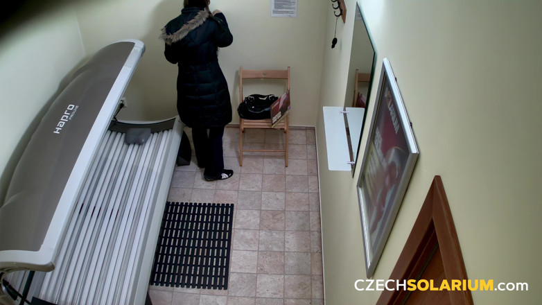 Czech Solarium: チェコ・ソラリウム48:スリムなブルネットが大きく広げてソラリウムで見せ場を誇示する