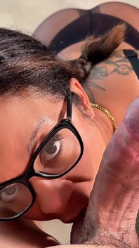Sudut pandangan pertama blowjob awek koboi songsang dengan awek hitam berpantat besar