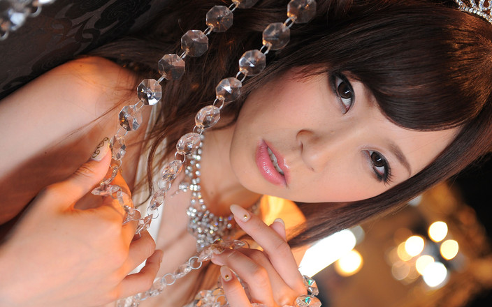 Go Sushi: Sexy japonská dívka chce sex se třemi horkými ptáky ve čtveřici