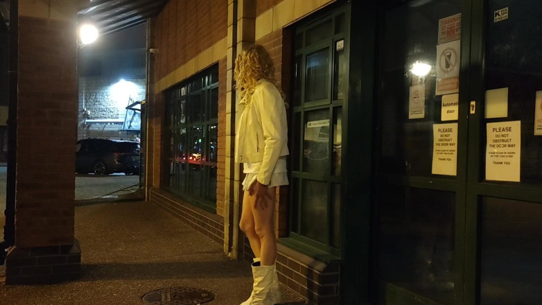 The Midnight Minx: Esibizione alla stazione degli autobus