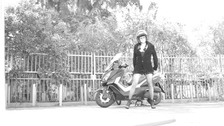 Voyager: Yolculuk sırasında eteği kalkıyor ve küçük penisini ortaya çıkarıyor