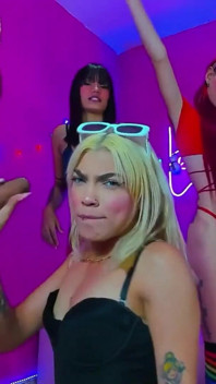 Шоу збуджених дівчат, які трахаються в обличчя