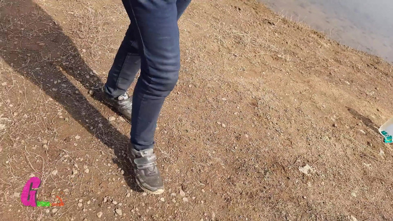 Horny_Bong: Un couple indien baise au bord de la rivière en...