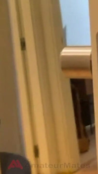 Heteroseksüel düz arkadaşımı pornoya mastürbasyon yaparken yakaladım