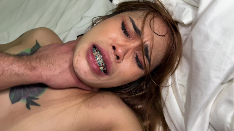 Adam Costa: 歯列矯正をした痩せたタイ人少女が激しく犯され、巨大な精液を飲み込む part2