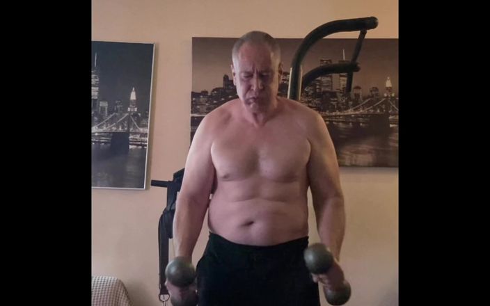 Alex Igogo: Bărbatul Olf se masturbează după antrenament
