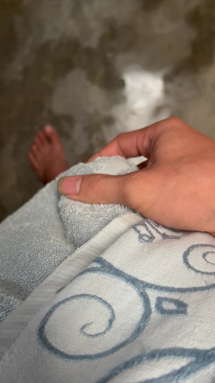 Quan Vietnam 18: Garoto de 18 anos tenta chupar pau e tomar banho