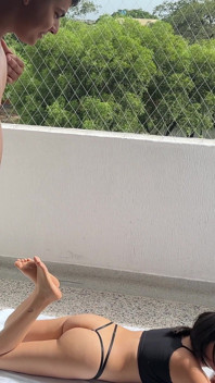 Meine heiße stiefschwester bräunt fast nackt auf dem balkon und ich lande sie hart, während die nachbarn uns hören