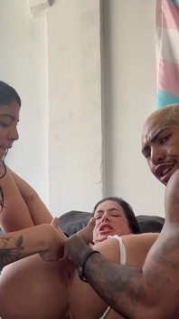 Un plan à trois avec deux femmes sexy