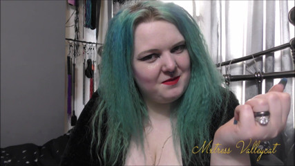 Mxtress Valleycat: Blue oval nails show off
