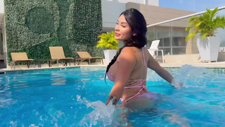 AlejandraPalacios: Schöne kolumbianische touristin spielt und wird von fremden gefickt Sie...