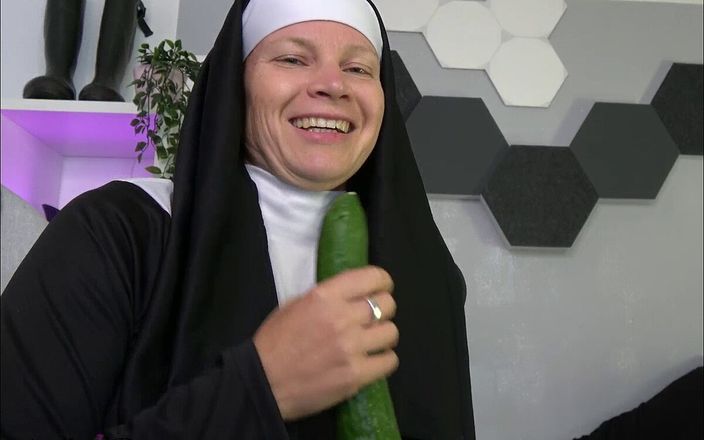 Annika Rose: ¡La monja conduce más duro!