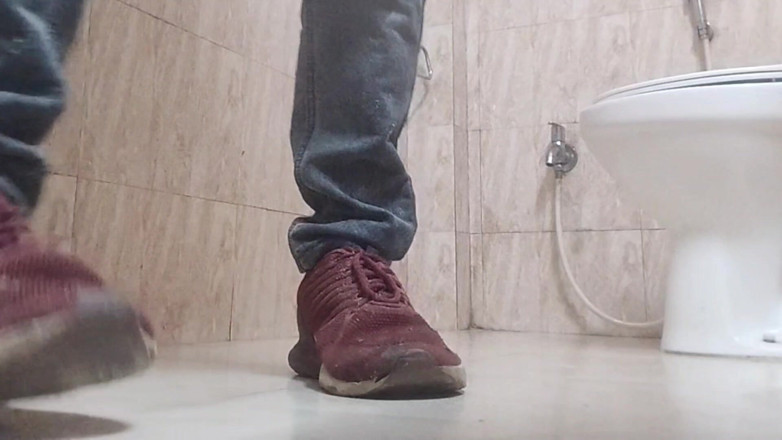 DesiDarkArt: Hotel Bhatroom Gay masturbuje się