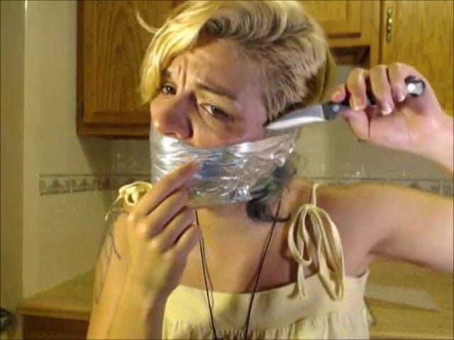 Selfgags classic: Rosalyn recebe sua entrega de calcinha usada! Engasgos apertados e...