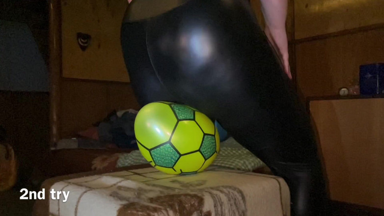 BeachBallsDuo: Bigbootylucy en dragon knallen 6 rubberen ballen onder hun 180 kg!