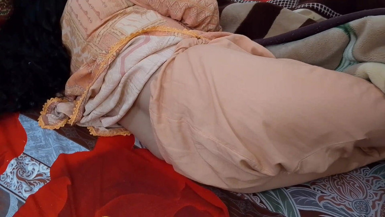 QueenbeautyQB: ホットな継姉妹がイくのを助ける