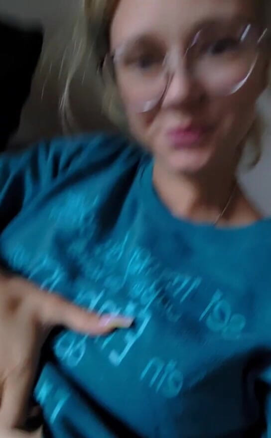 LeniFuchs: 早上好，想看我的肚子吗？