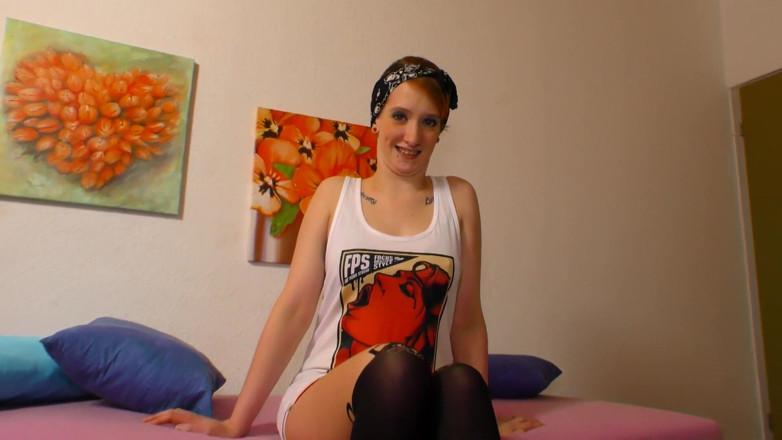 Chubby and horny and more: Rossa sexy succhia il suo cazzo come una vera professionista