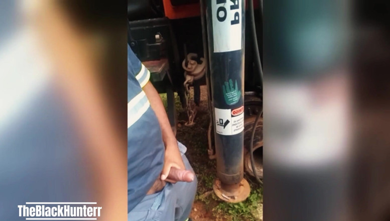 TheBlacKHunterr: İşçi şirket kamyonunun arkasındaki şantiyede mastürbasyon yapıyor