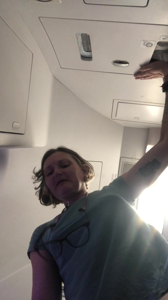 MistressWriggler: Kencing di dalam pesawat setelah dipegang selama empat jam!