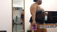 Mara Exotic: 汗流漉漉的胖屁股黑人房子女仆在周中摸起来