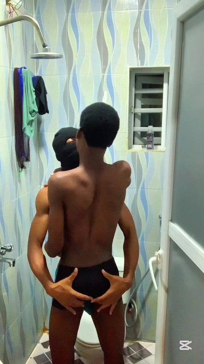 BLACKSHOOTERR: Chico Joven Se Jodió Adentro.. Baño, Sala De Estar Y...