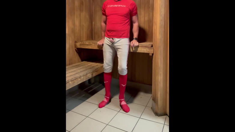 JockDad87: बेसबॉल गियर में Jockdad87 के साथ लॉकर रूम में अल्फा मज़ा